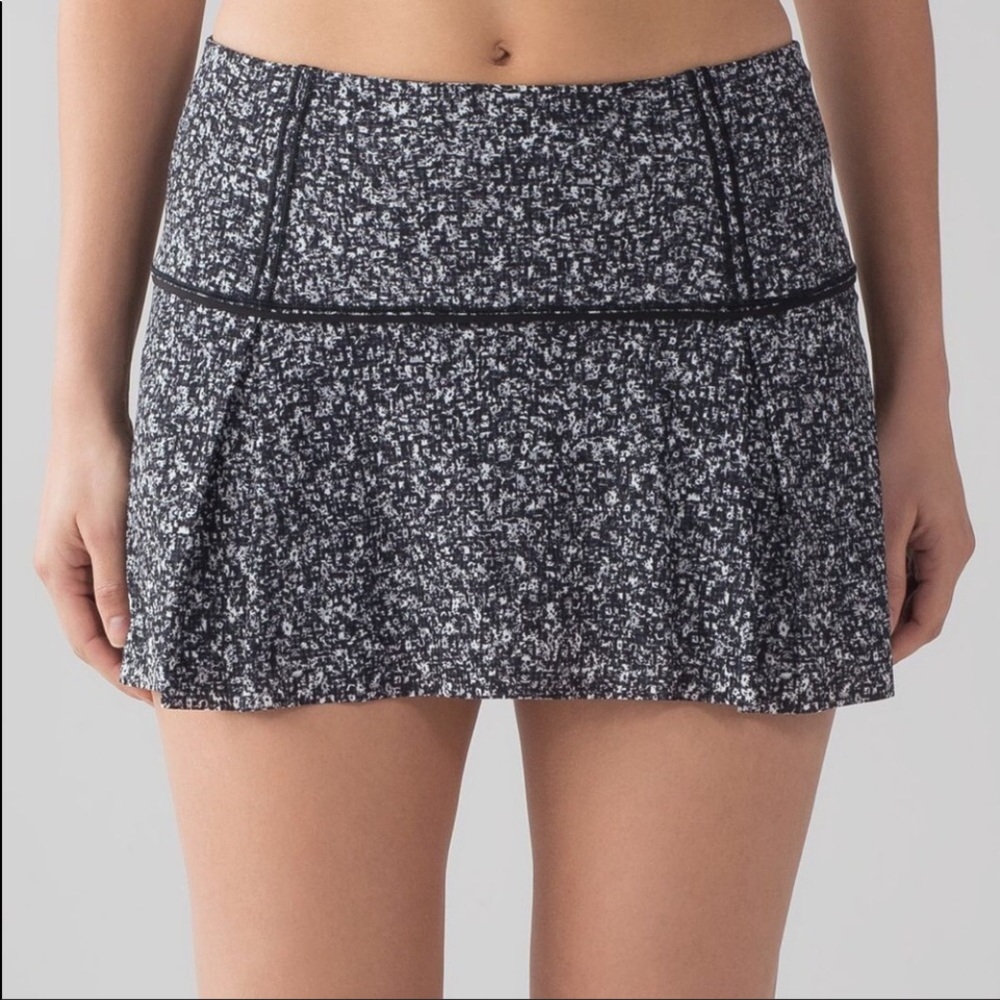 Lululemon 10 Lost In Pace Skirt 13” Black White Tiny Floral Print Daisy Dust